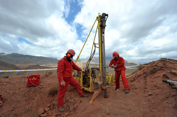 Oil Exploration on Tianshan Mountain(圖1) Oil Exploration on Tianshan Mountain(圖1)