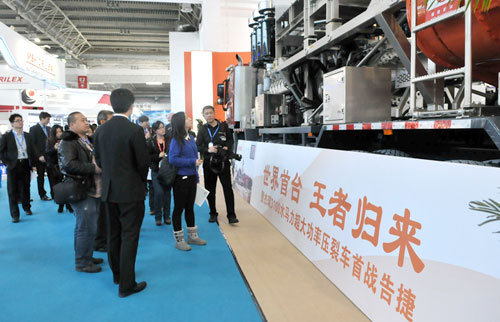 杰瑞重裝出擊2013cippe 世界首臺3100型壓裂車震撼亮相(圖2)