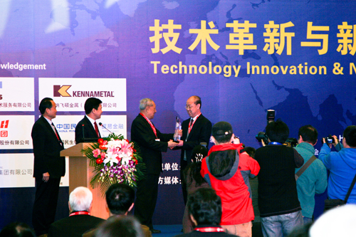 LG360/50型連續(xù)管作業(yè)機獲cippe2014展品創(chuàng)新金獎(圖6)